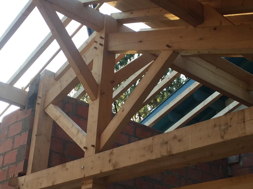 Charpente traditionnelle en bois, assemblage de fermes