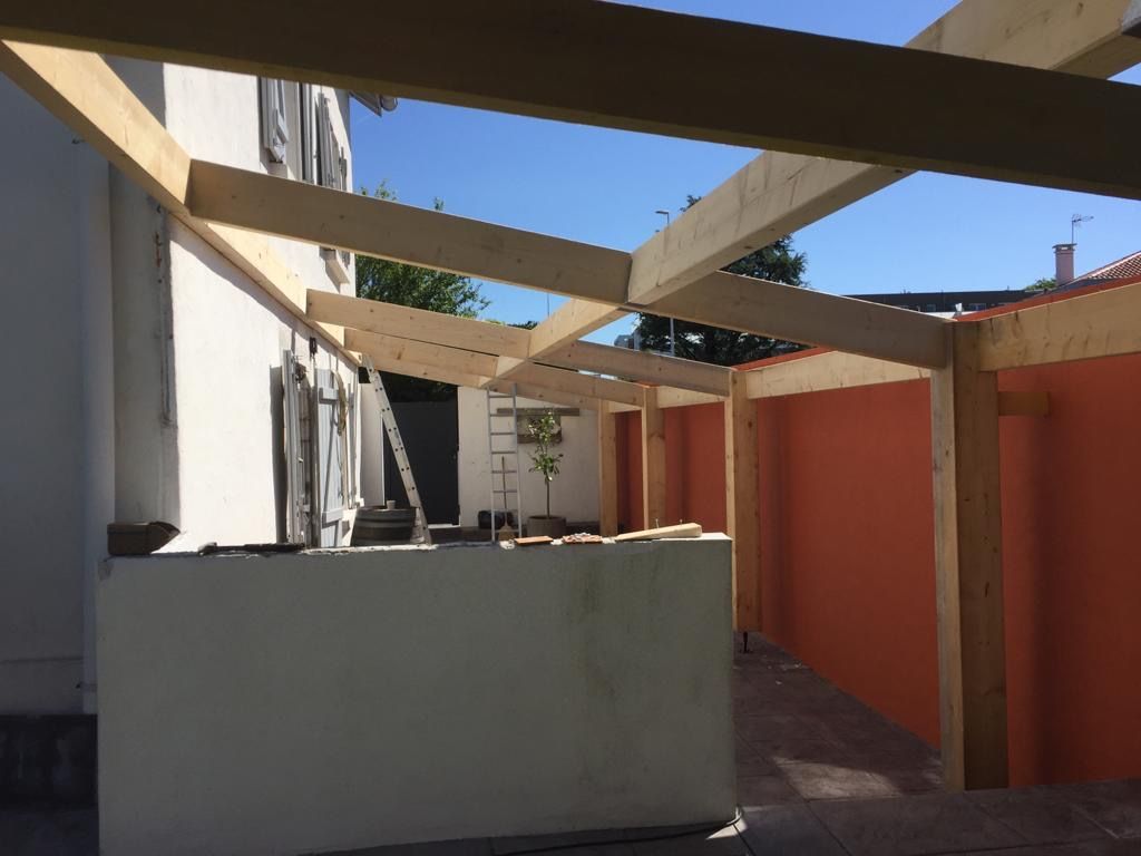 Structure en bois d'une avancée, poutres et poteaux
