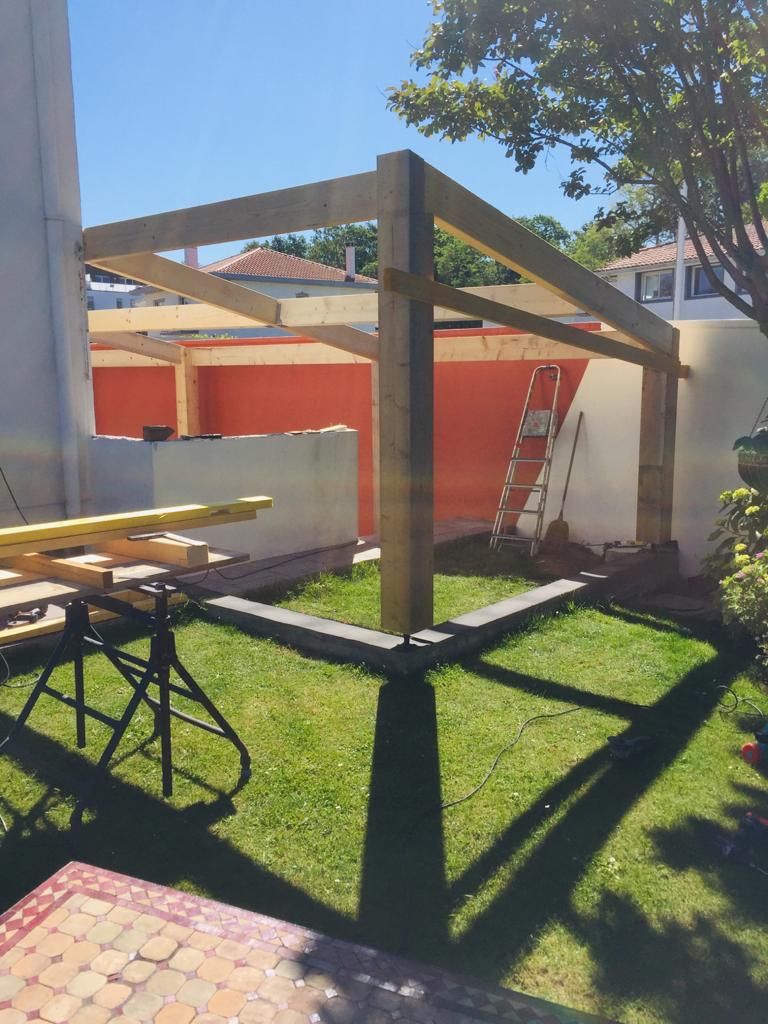 Structure de pergola en bois dans un jardin