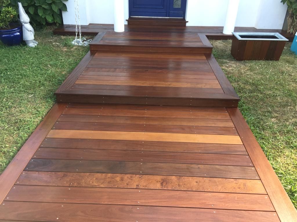 Escalier de terrasse en bois à plusieurs marches