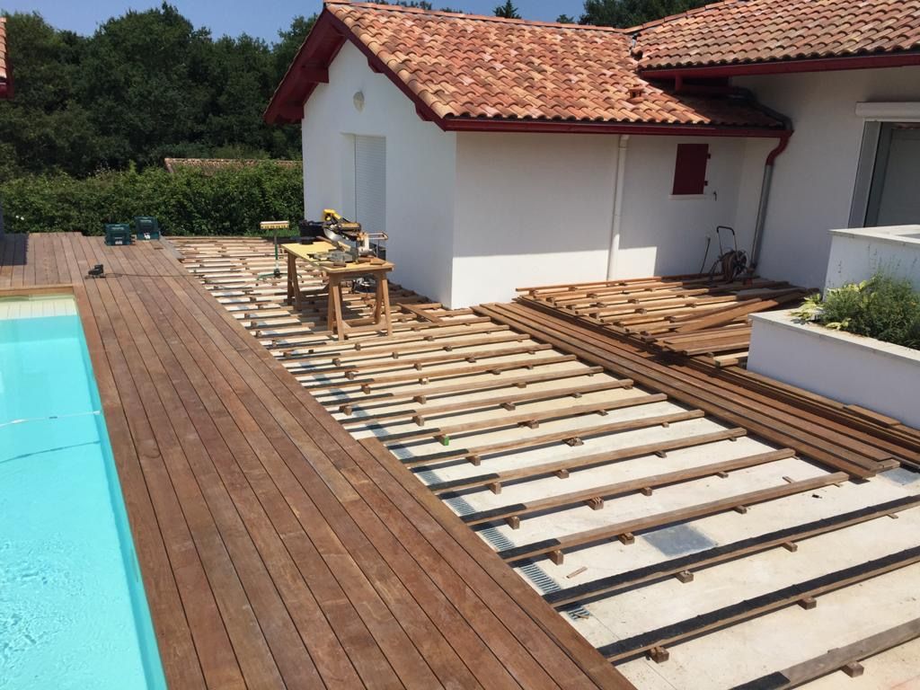 Pose d'une terrasse en bois autour d'une piscine, lambourdes et lames